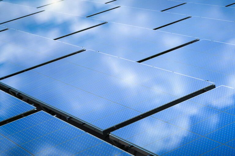 Solarmodule symbolisieren die Entwicklung zukunftsfähiger Energiekonzepte durch PB-TGA GmbH