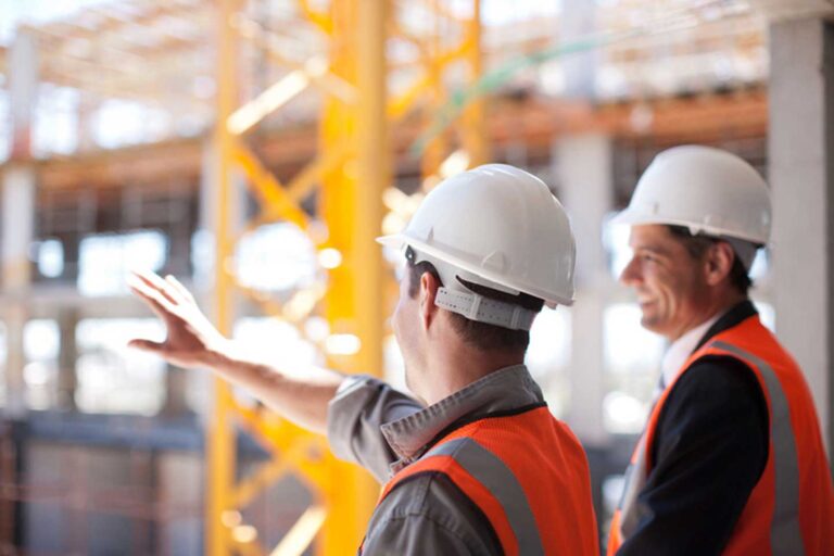 Baumanagement-Spezialisten von PB-TGA GmbH koordinieren sorgfältig auf einer Baustelle